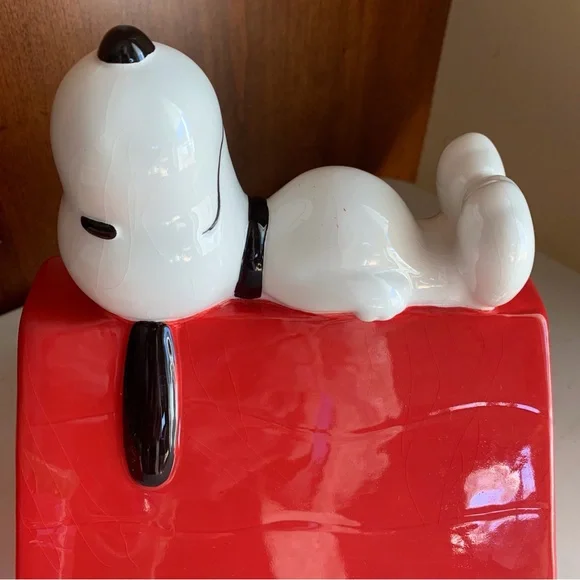 Peanuts Classic Snoopy on His Dog House Ceramic Cookie Jar - Picture 7 of 8